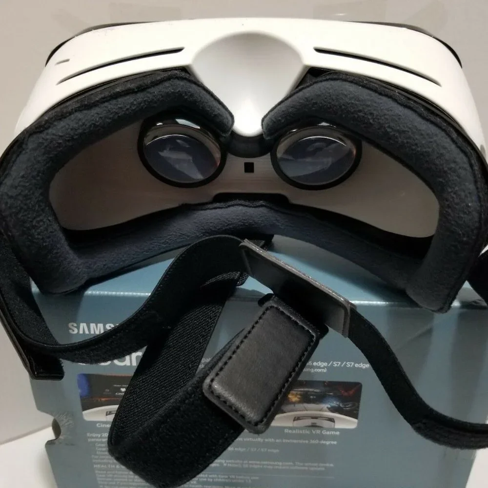 Black Samsung Gear VR Virtual Reality Headset powered by Oculus 1st Generation